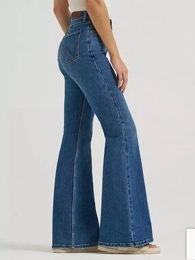 Wrangler High Rise Fierce Flare Jeans Size 12 /32
